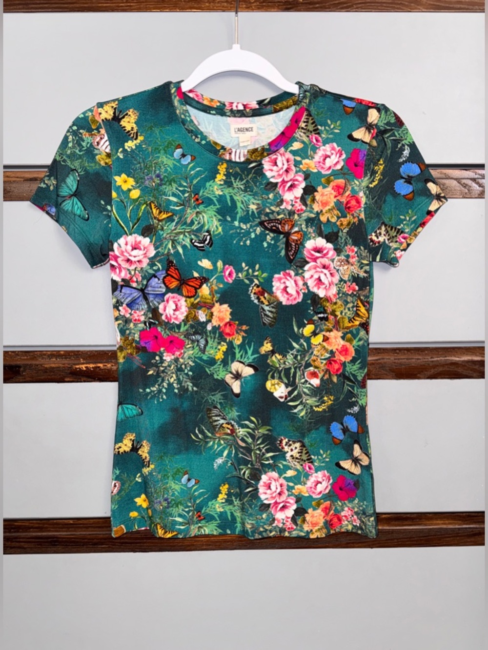 L’AGENCE RESSI FITTED TEE 🌸 GREEN CHARONDA BUTTERFLY 🦋 RARE SIZE XXS 🌼NWOT ✨ - Picture 7 of 10